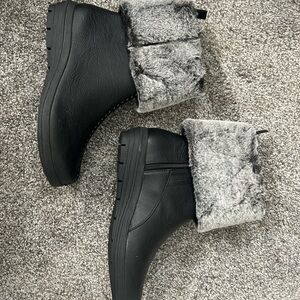 Women's Modzori Uma 1 Boot- Black and Gray Fur-Lined Boots